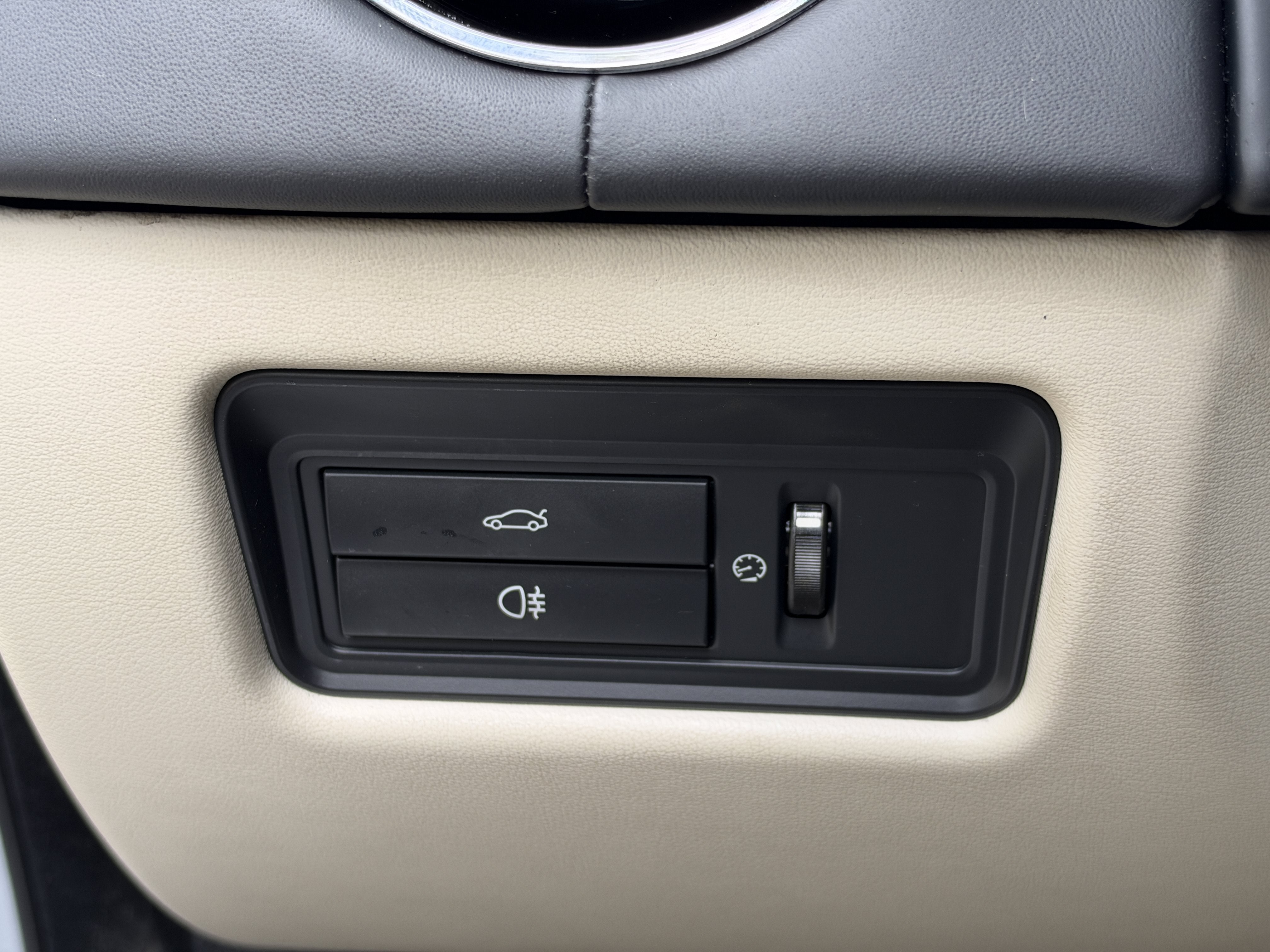 Used 2019 Silver Jaguar 575 image 19