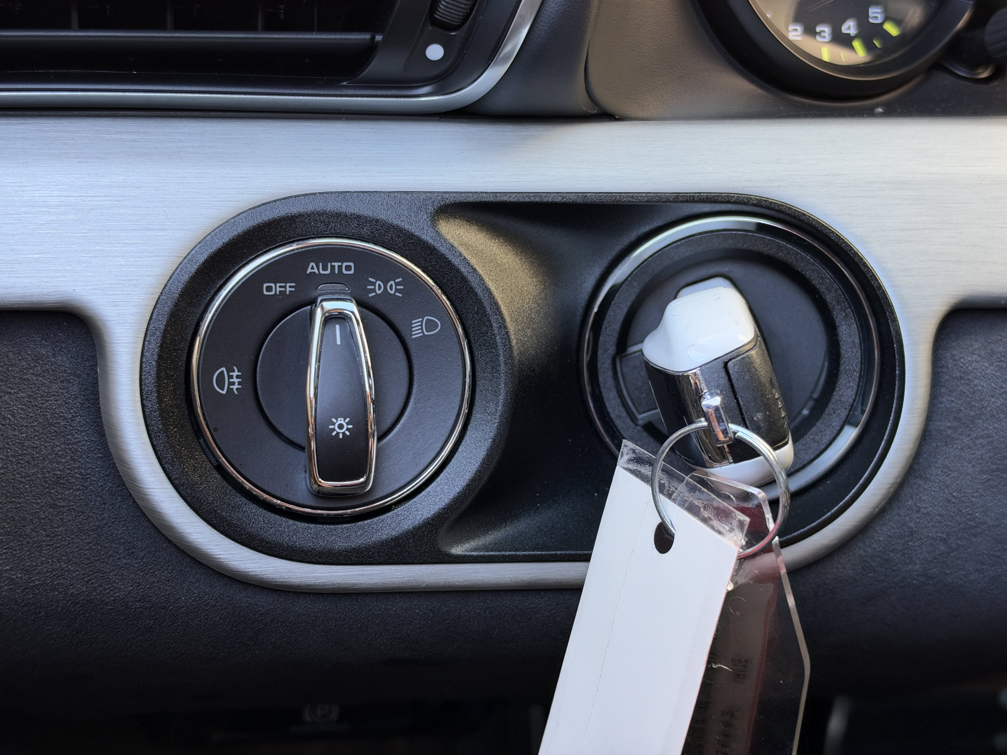 Used 2018  Porsche 4 image 16