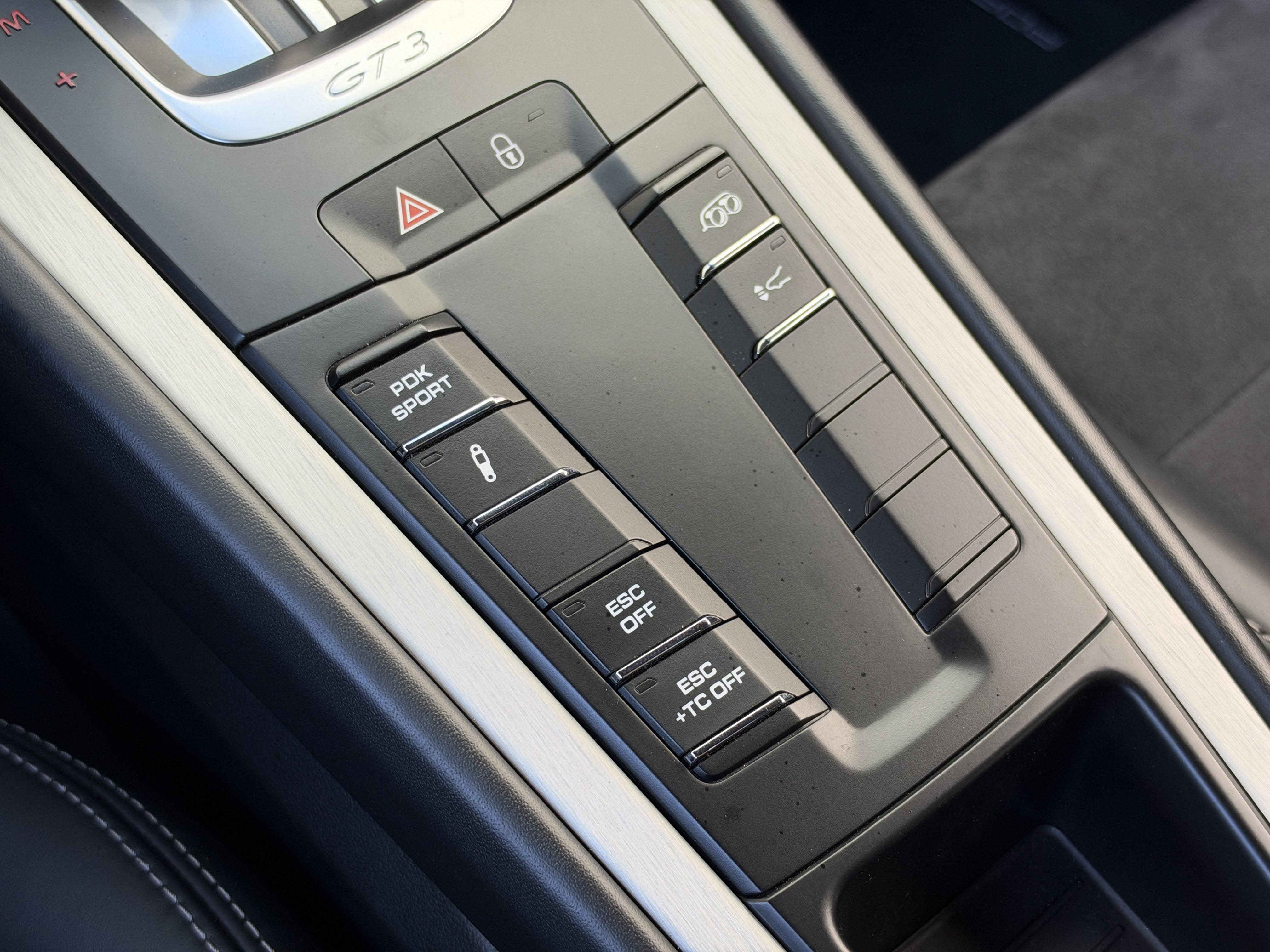 Used 2018  Porsche 4 image 25