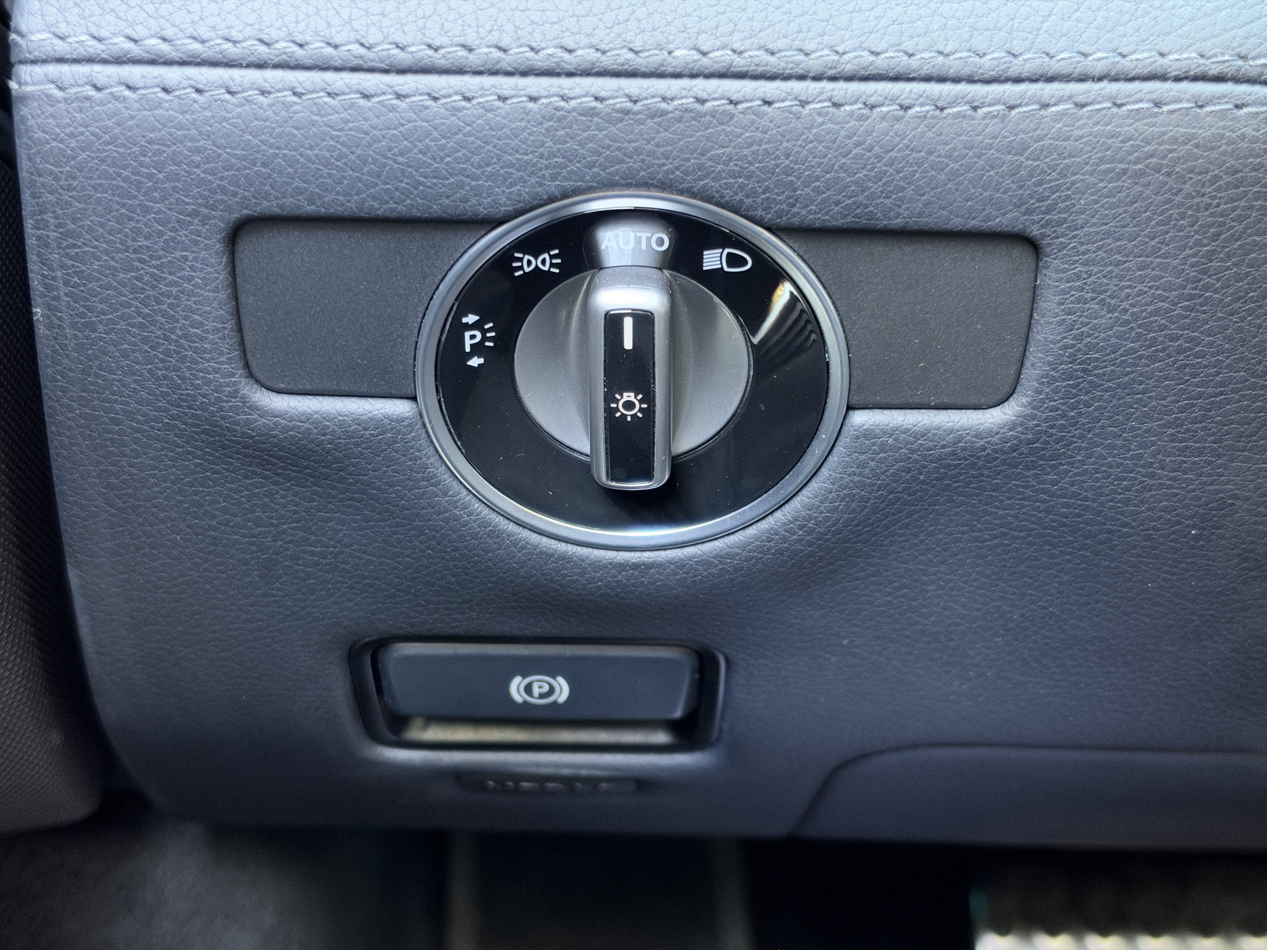 Used 2017 Black Mercedes-Benz 550 image 18