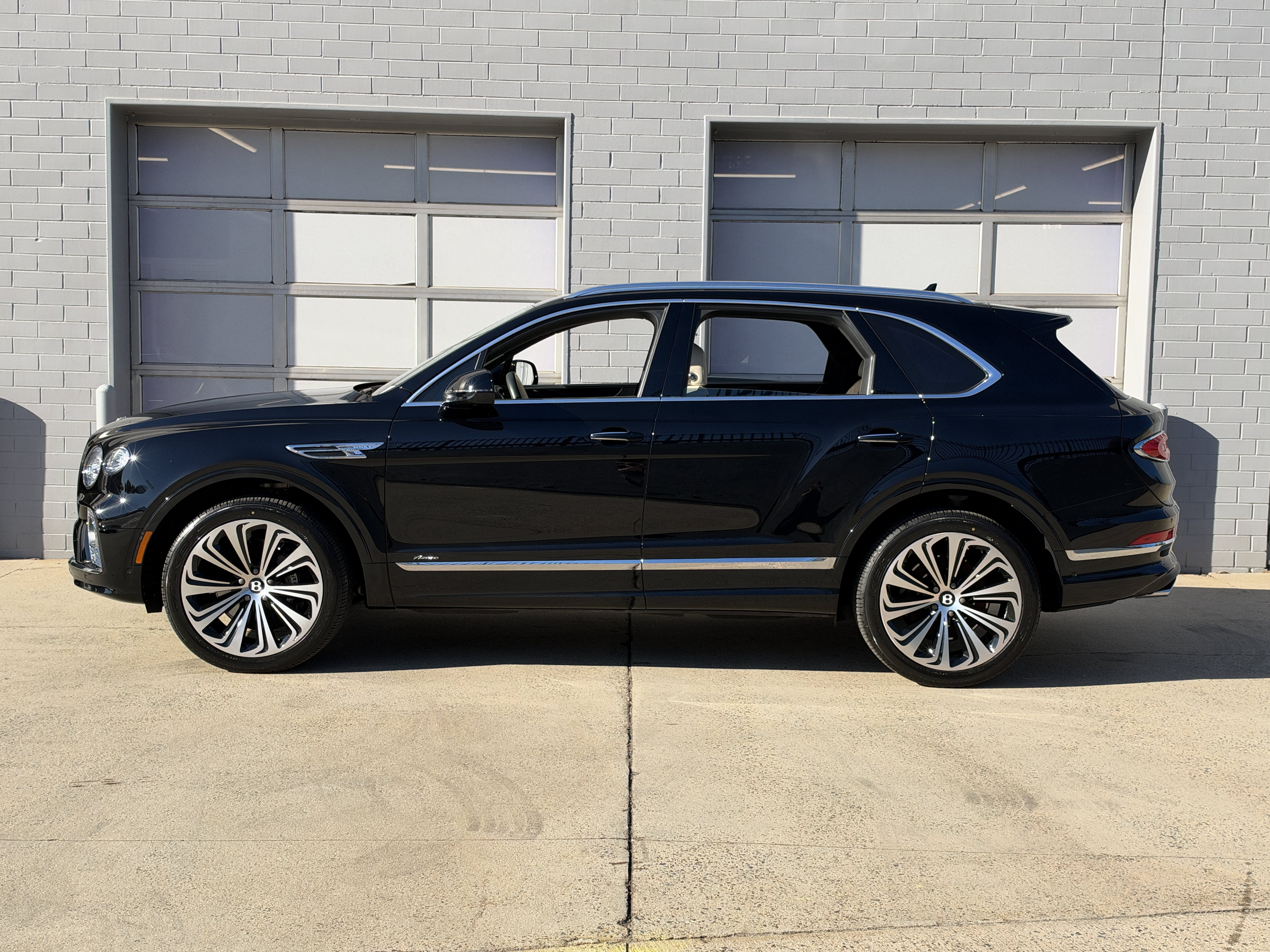 Used 2023 Beluga Bentley Azure image 9