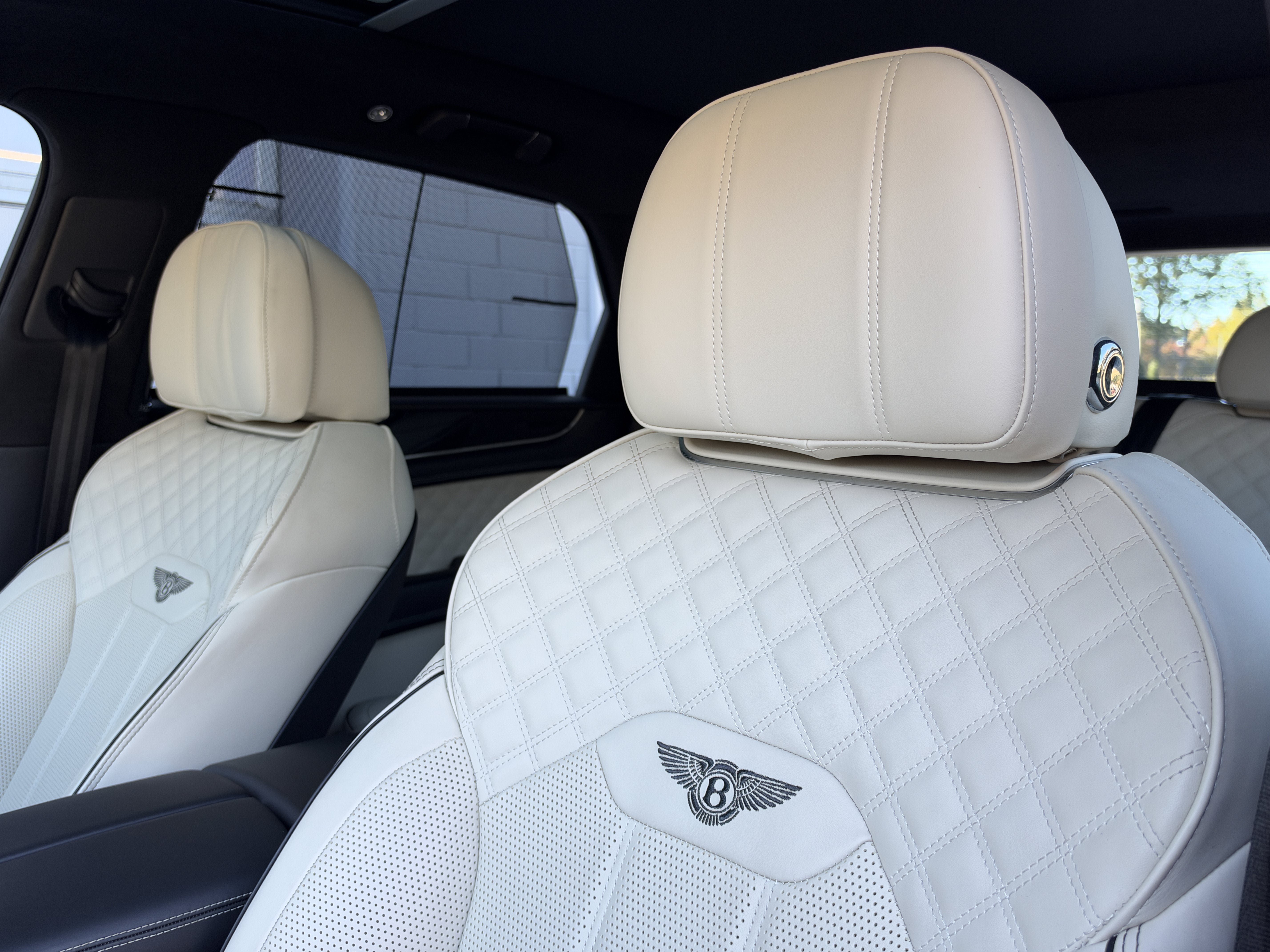 Used 2023 Beluga Bentley Azure image 31