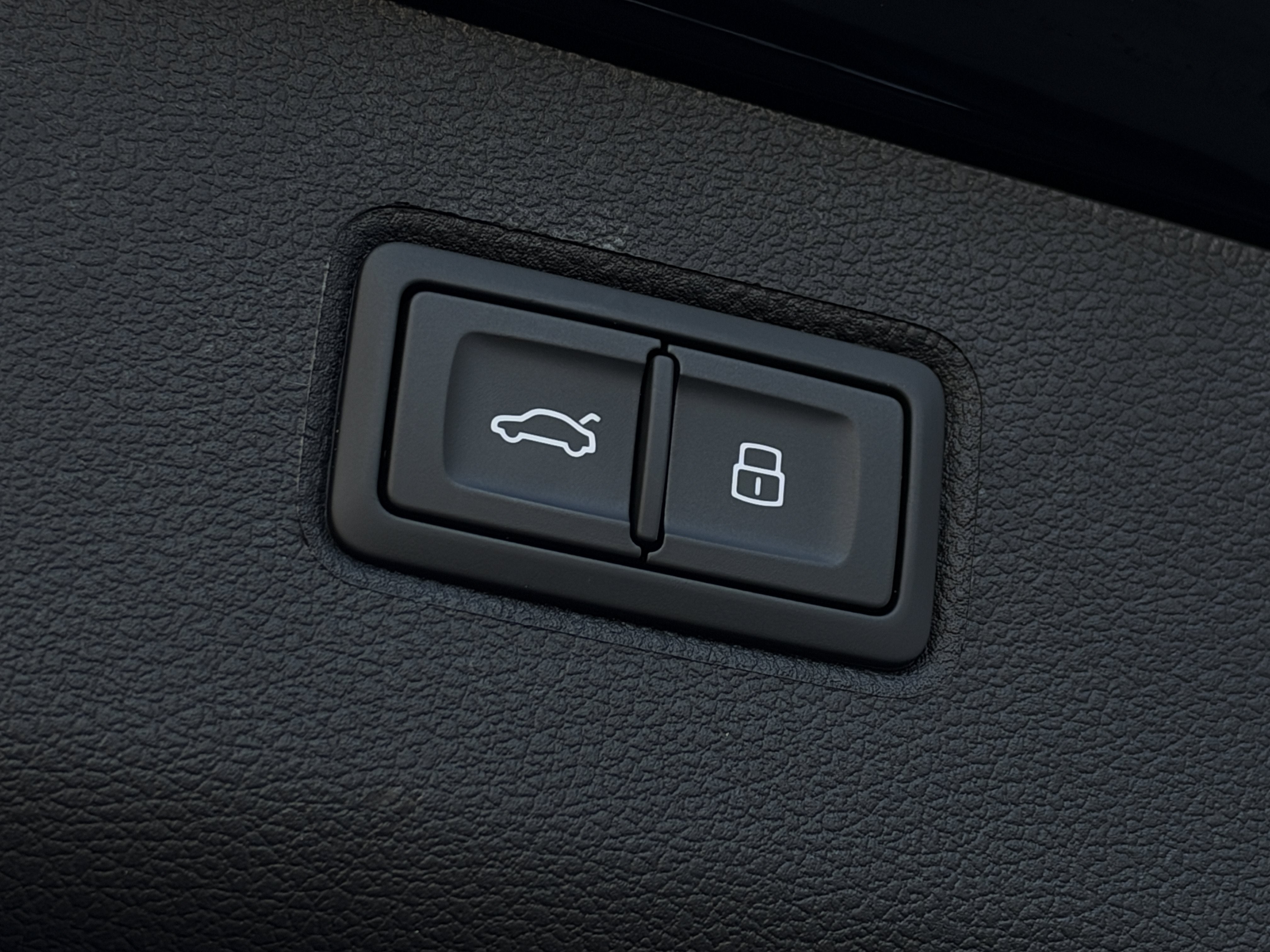 Used 2023 Beluga Bentley Azure image 38
