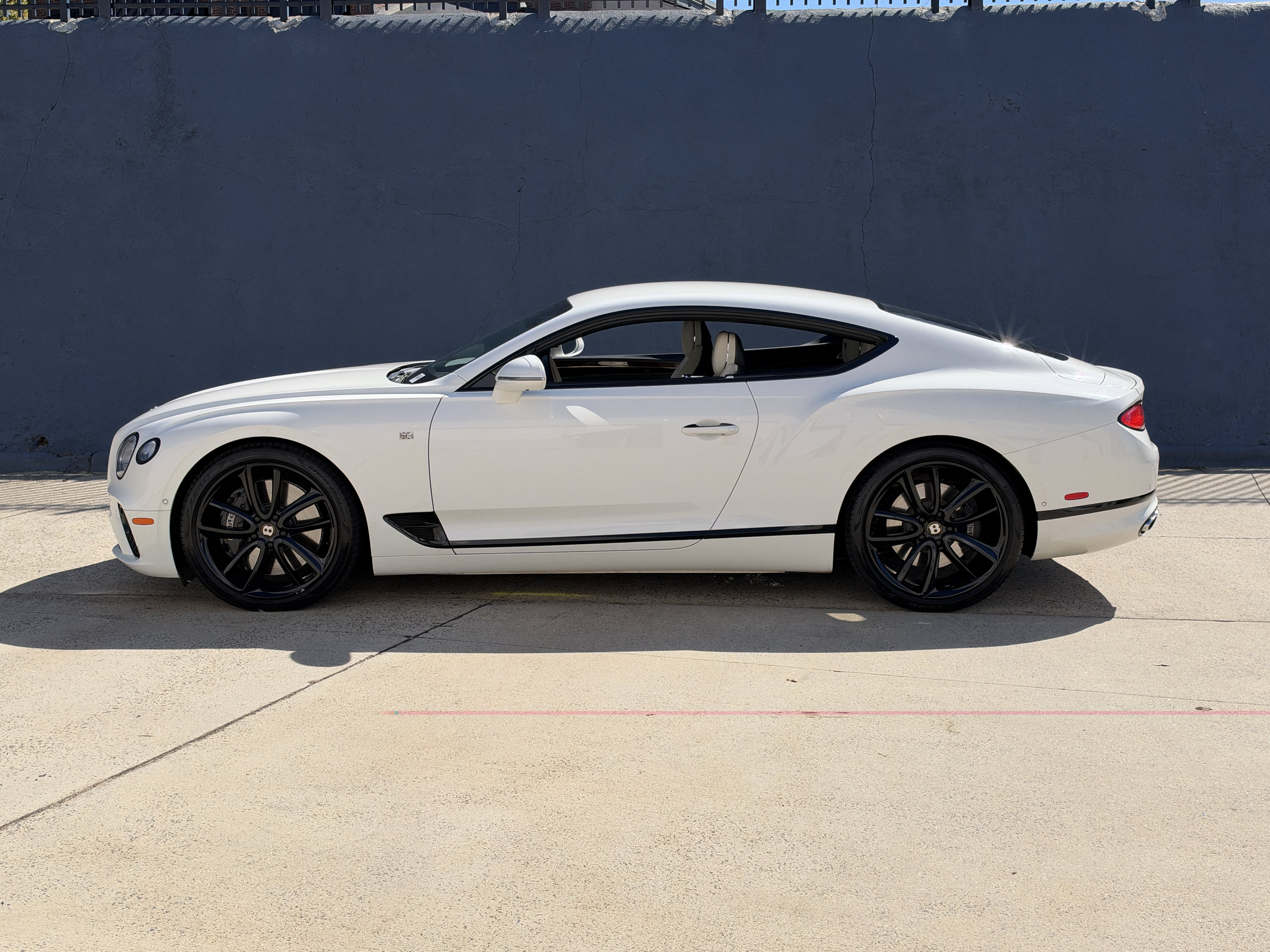 Used 2020 White Bentley V8 image 9