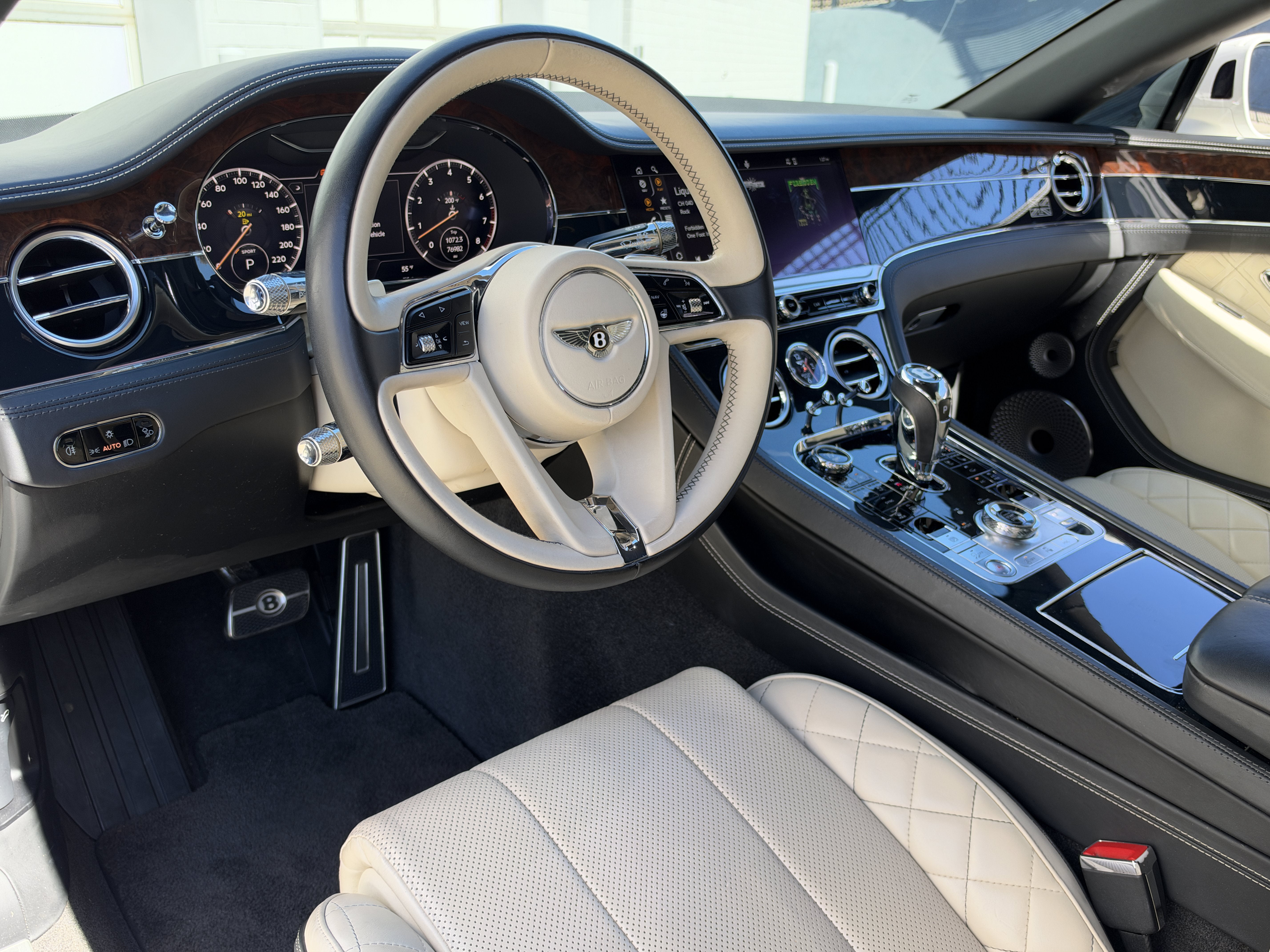 Used 2020 White Bentley V8 image 14