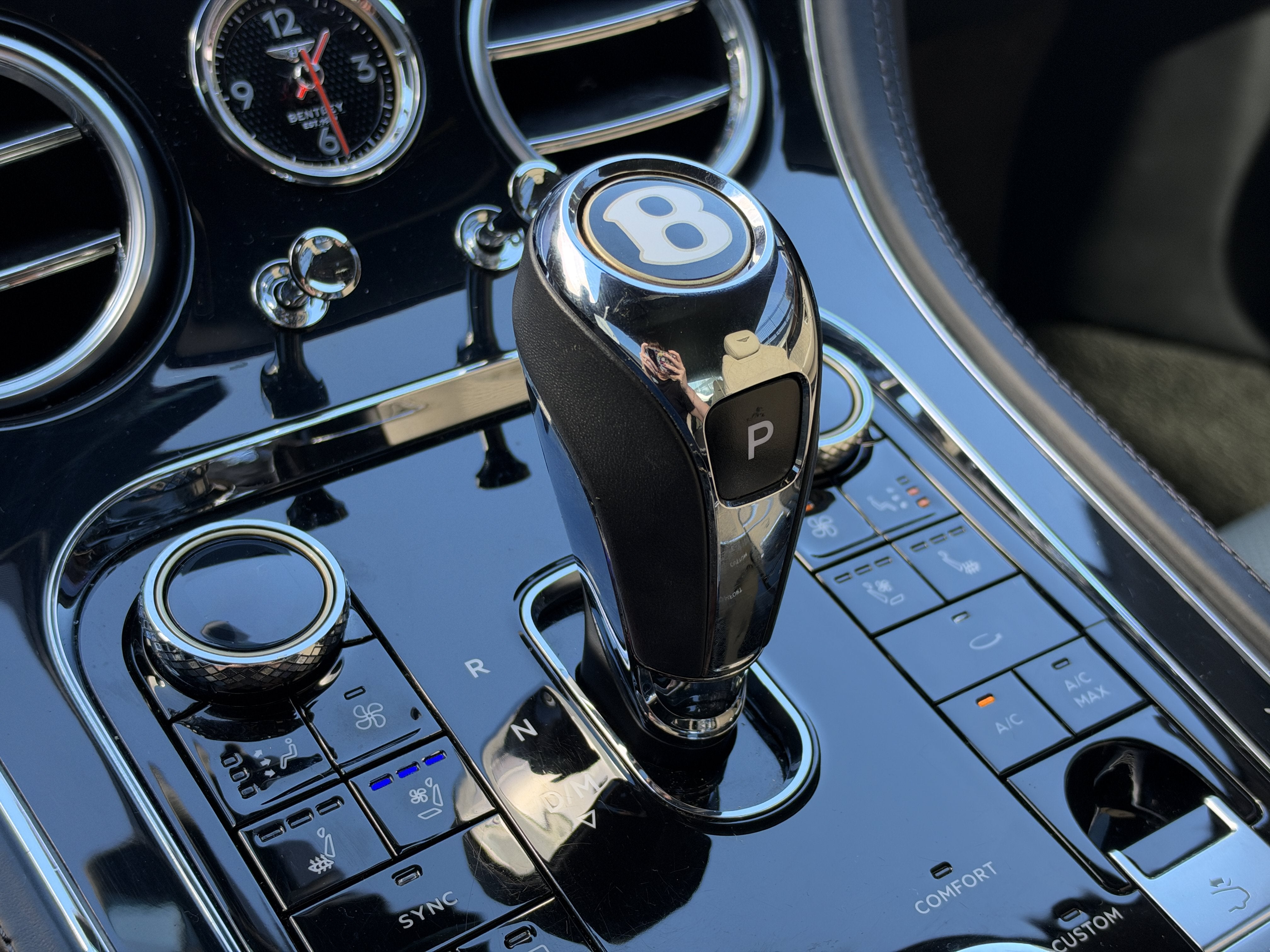 Used 2020 White Bentley V8 image 24