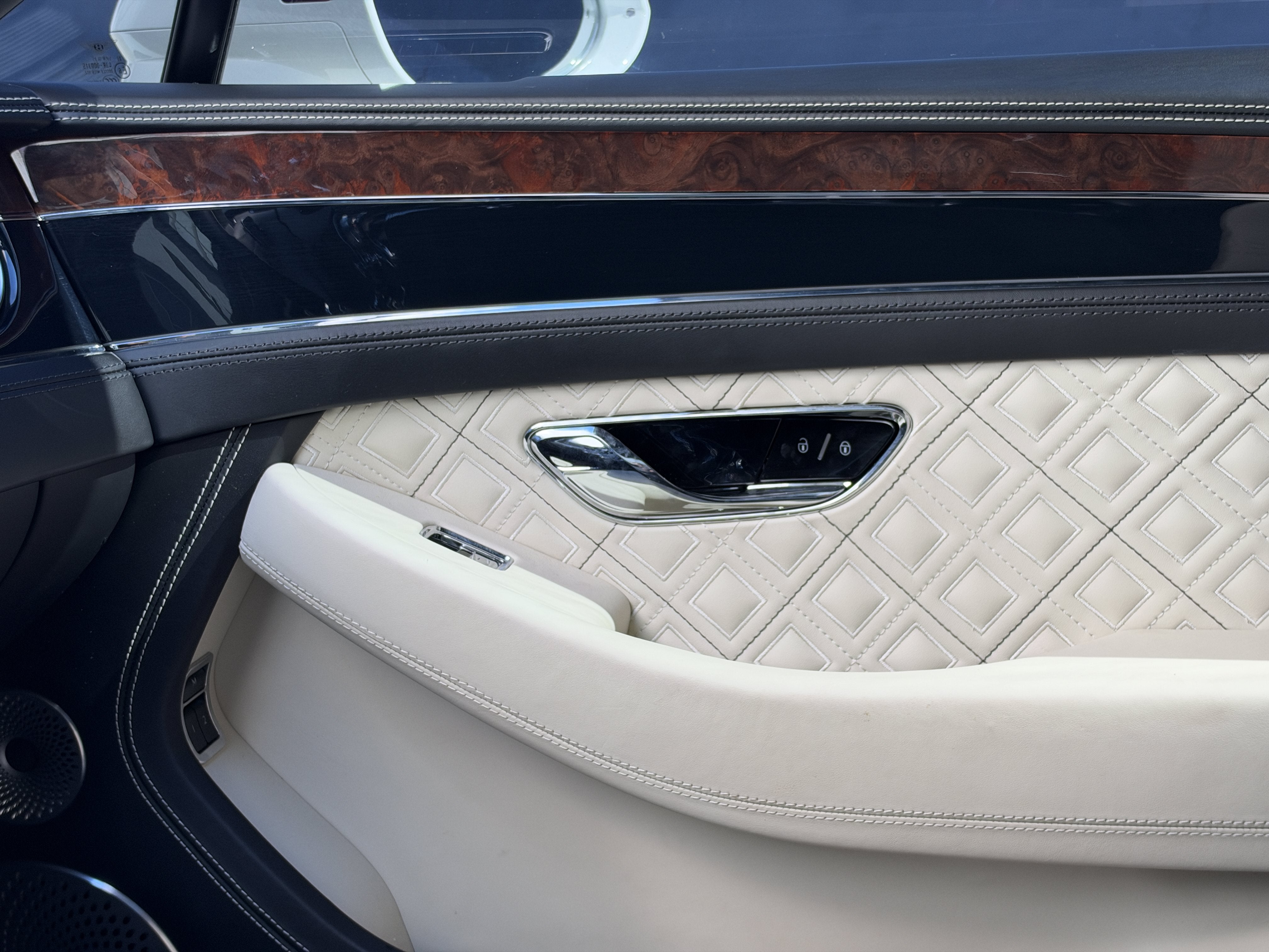 Used 2020 White Bentley V8 image 28