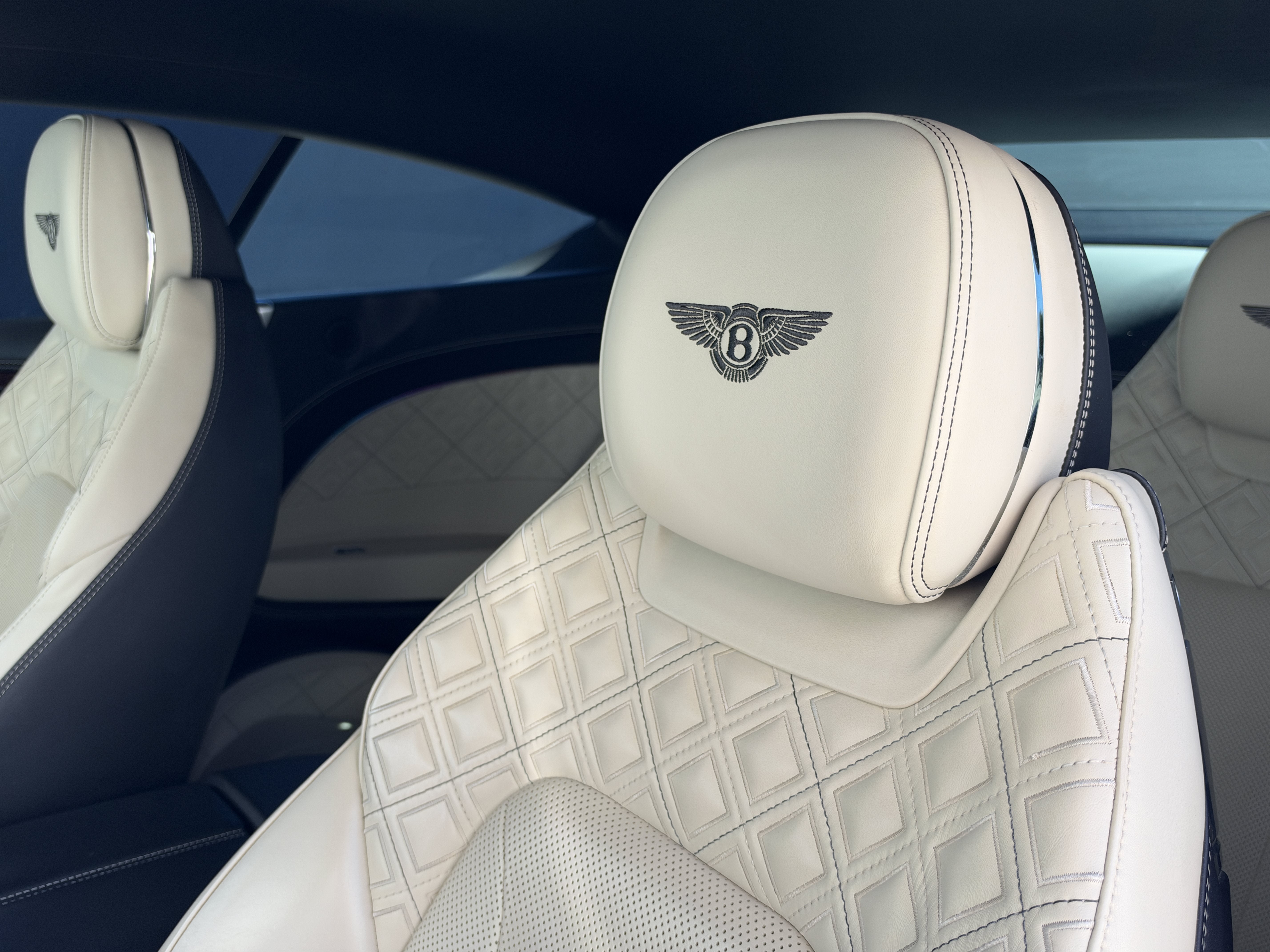 Used 2020 White Bentley V8 image 30