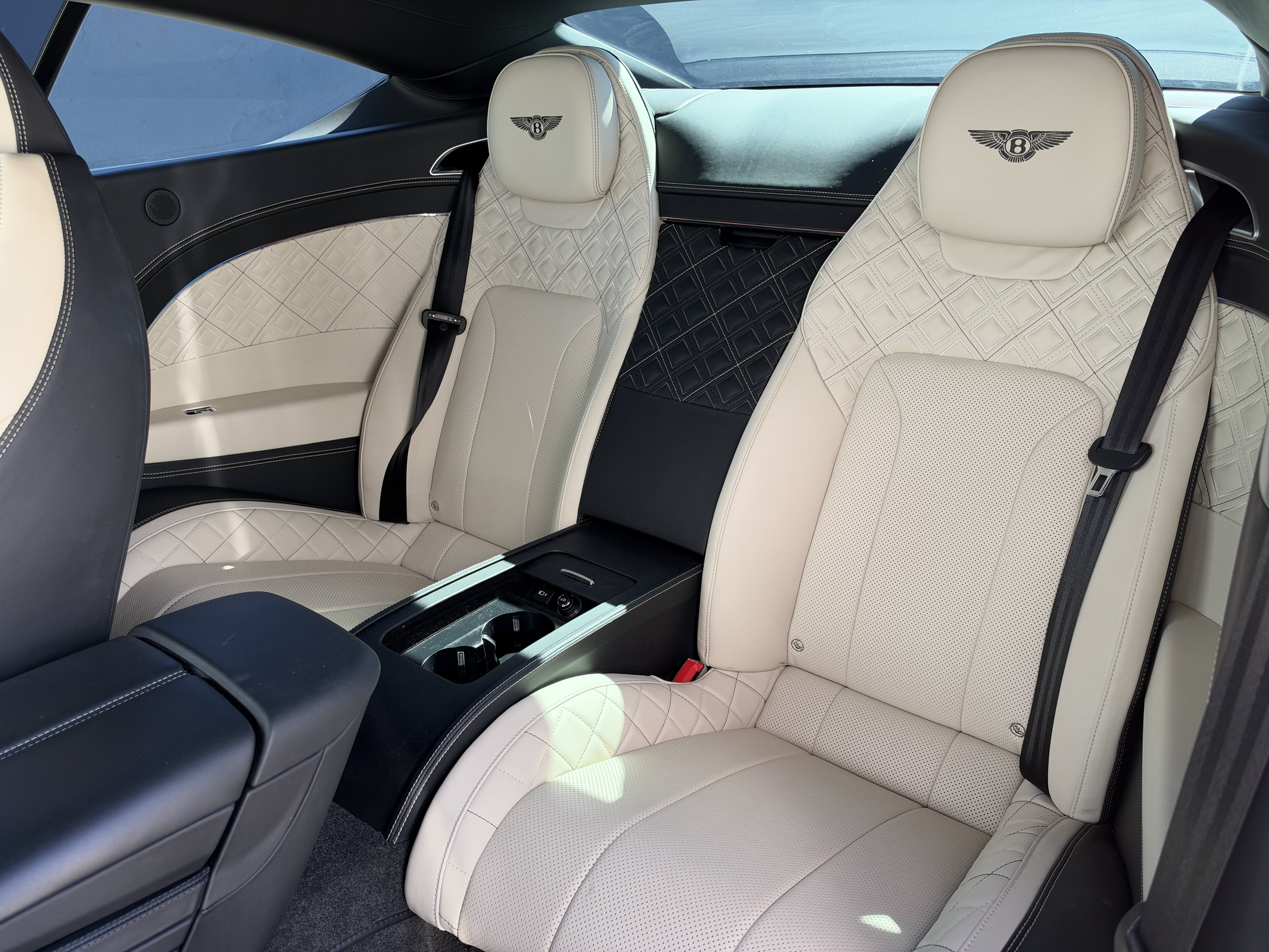 Used 2020 White Bentley V8 image 31